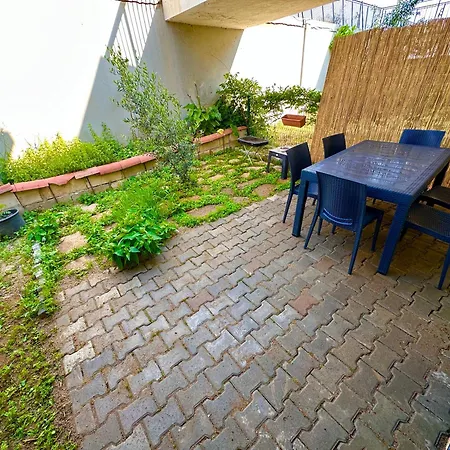 Duplex 2 Bedroom With Garden Дом отдыха *